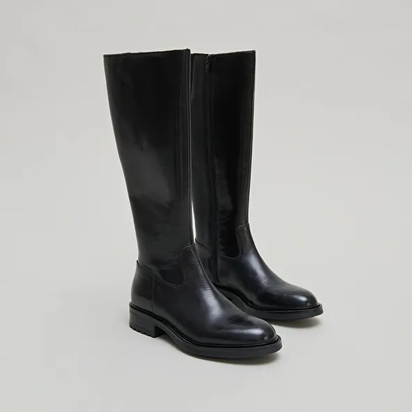 Boots with notched heels in black leather