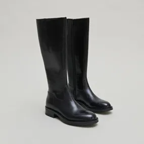 Boots with notched heels in black leather