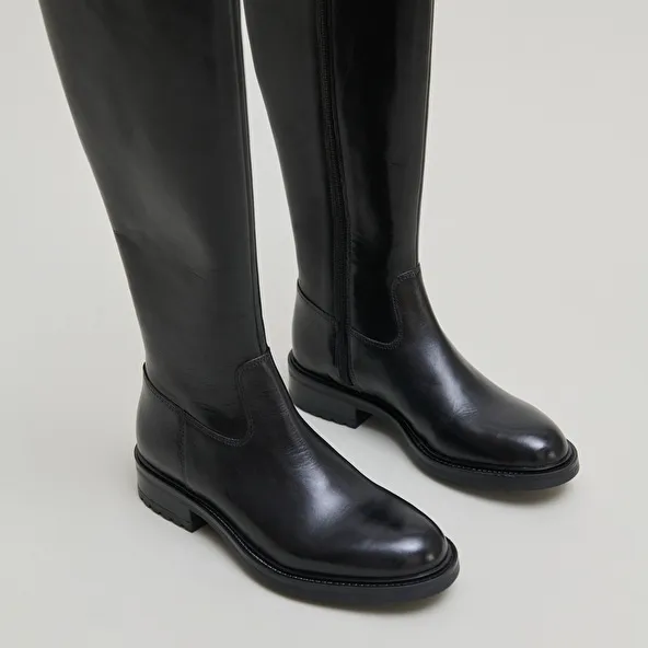 Boots with notched heels in black leather