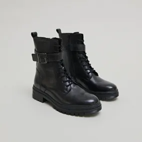 Lace-up ankle boots with notched soles in black leather